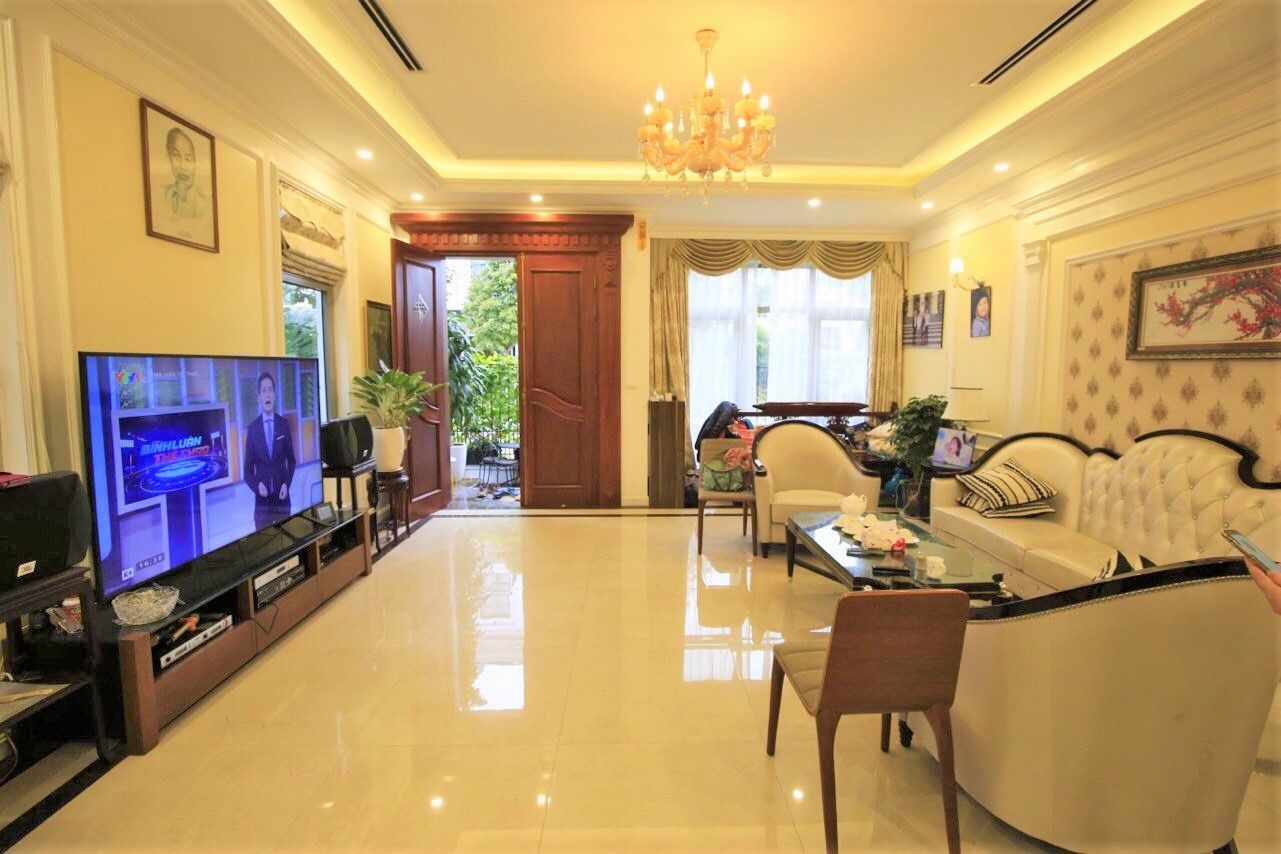 Cho thuê biệt thự Vinhomes Riverside DT 196m2/4PN view vườn hoa trước nhà. LH 0989734734