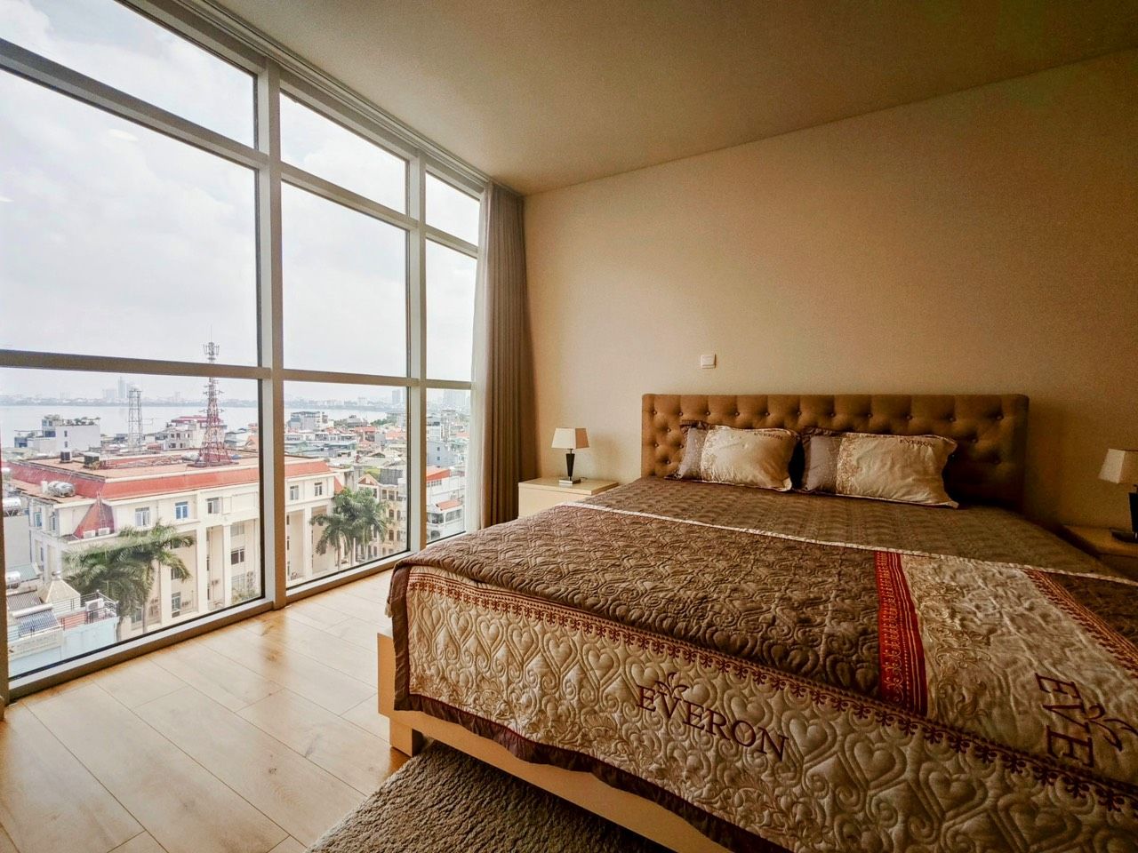 Cho thuê căn hộ 04 ngủ, 03 vệ sinh, phong cách Châu Âu tòa Golden Westlake