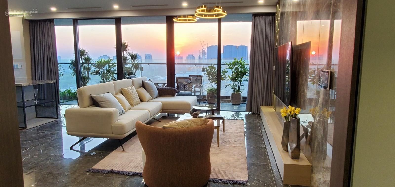 Bán căn hộ 3 phòng ngủ Sunshine Golden River hướng đông tứ trạch tầng cao view thoáng mới DT 141m2
