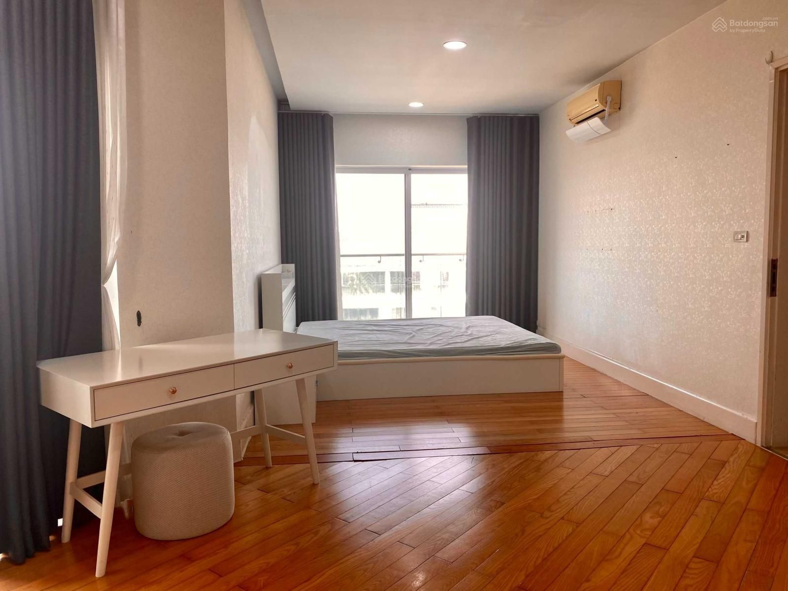 Bán Penhouse vip nhất dự án ( 255m2), 4 ngủ, 3 vệ sinh, có sân vườn tòa Godlen Westlake