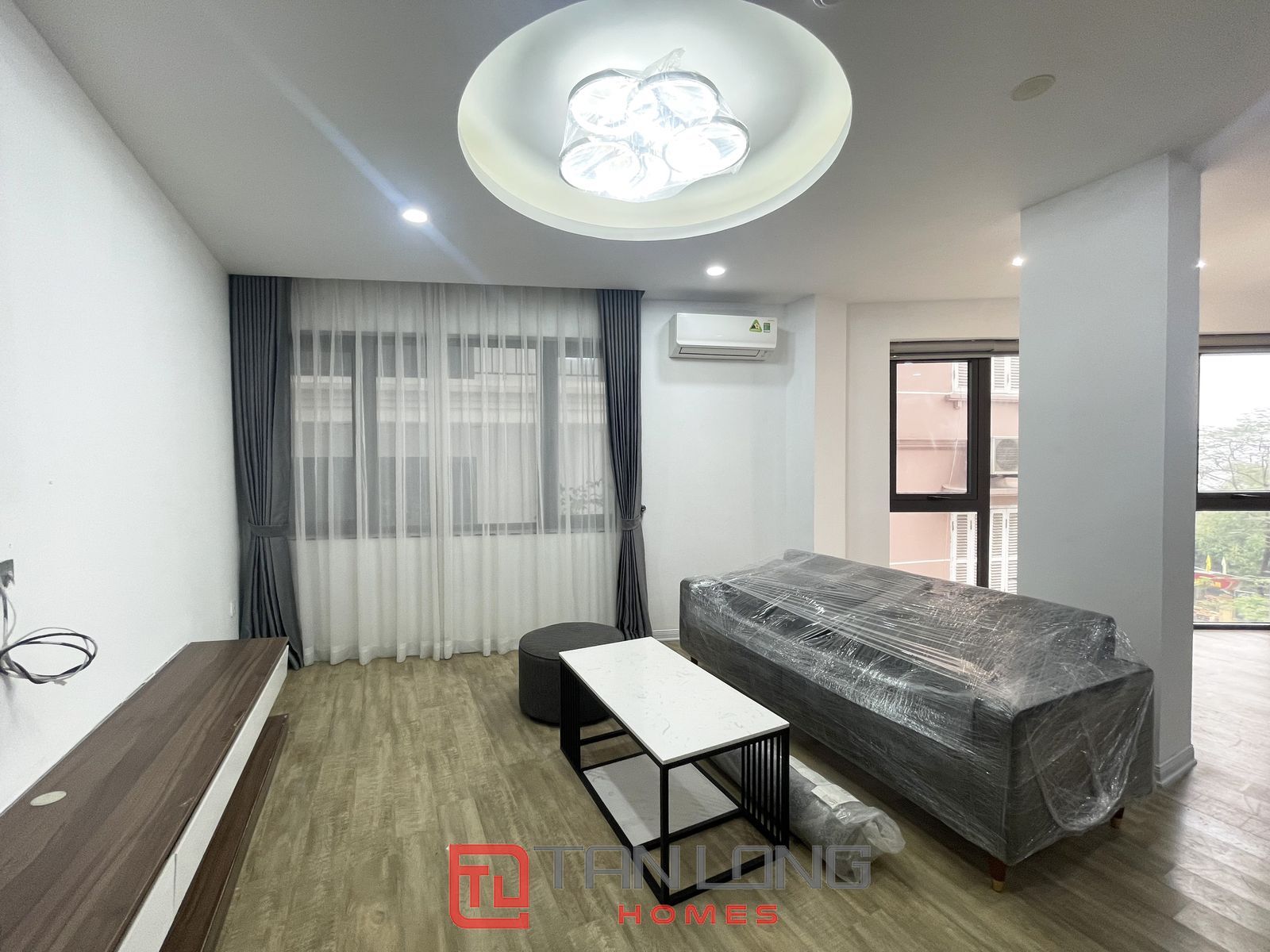 Cho thuê căn hộ dịch vụ 1N1VS tại Lạc Long Quân nhìn được hồ Tây