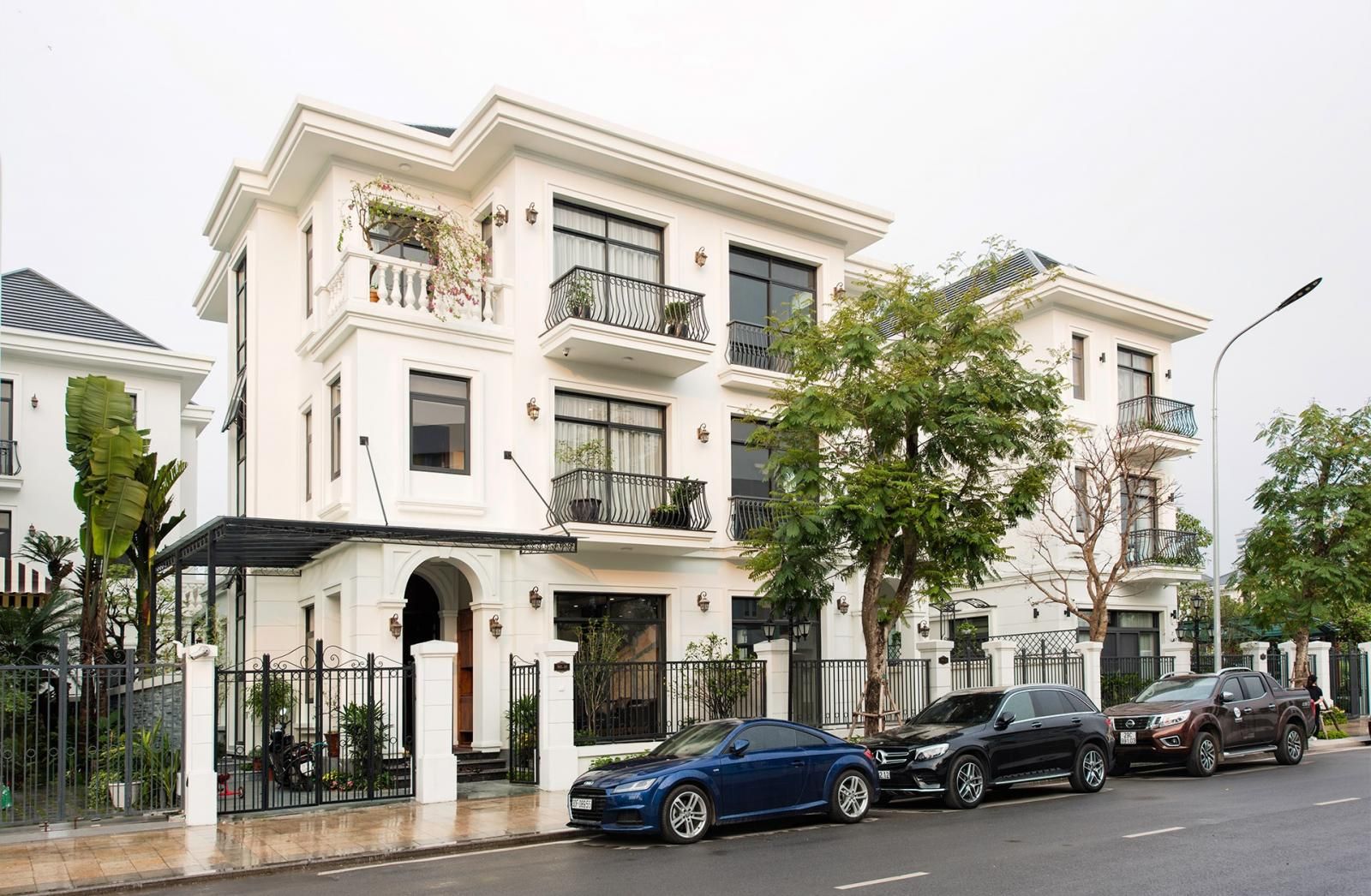 Bán biệt thự song lập hướng chính Đông Vinhomes Global Gate - DT 300m2 x 3 tầng, sân vườn rộng rãi