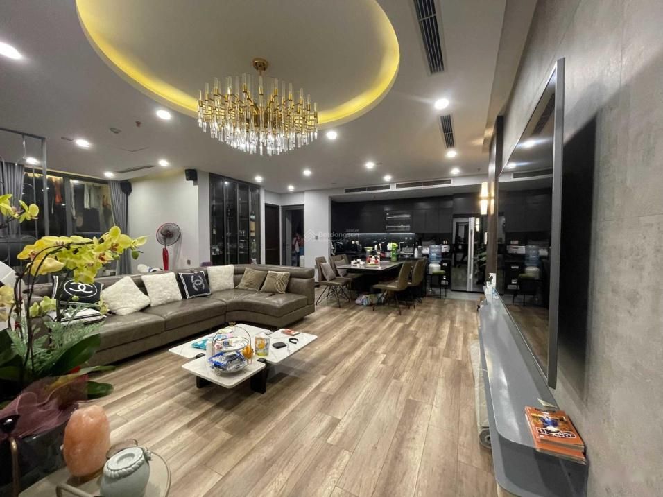 Cho thuê căn góc 4 phòng ngủ hướng Đông Tứ Trạch đủ nội thất diện tích 130m2 chung cư Jade Square