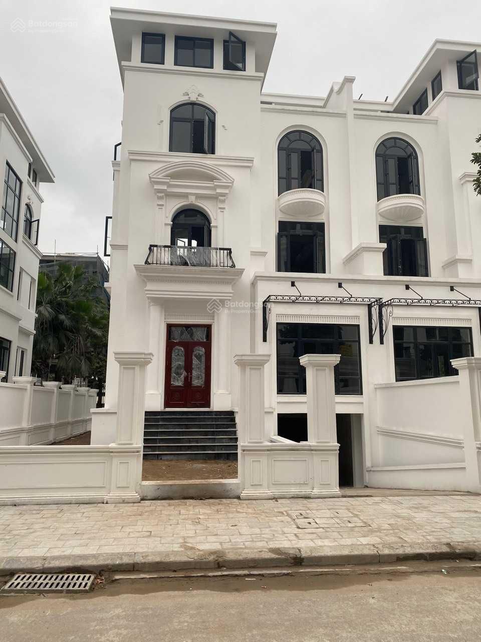 Chính chủ cho thuê biệt thự song lập 150m2 hướng Đông Nam, có đồ tại KĐT Louis City Đại Mỗ