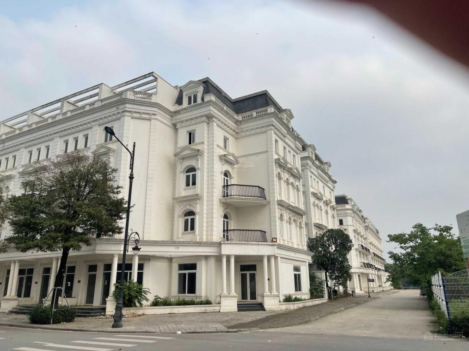 Cần cho thuê nhà liền kề 80m2, hướng Tây, có đồ nội thất cơ bản tại KĐT Louis City Đại Mỗ