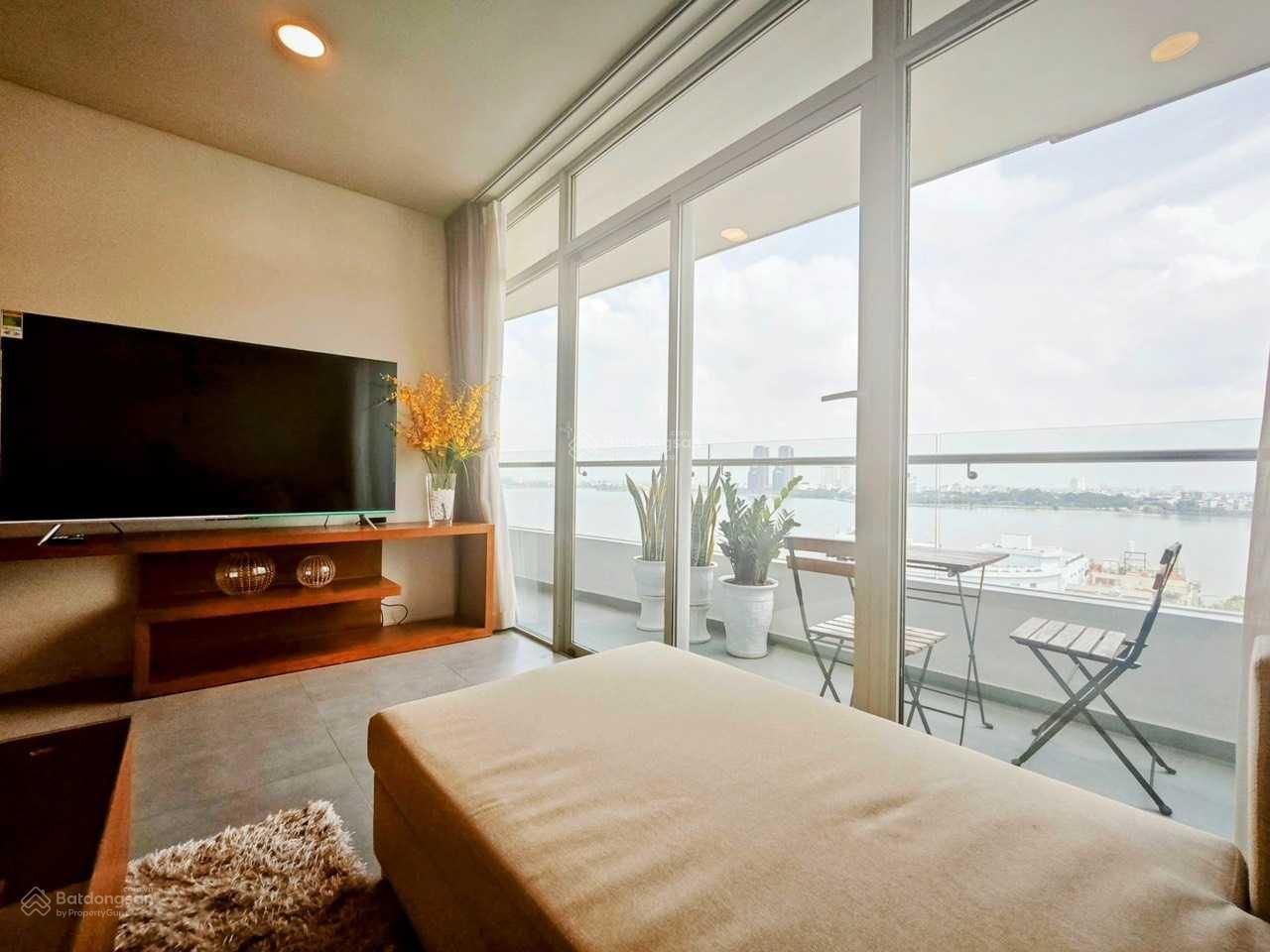 Cho thuê căn hộ đẹp tầng cao trong toà Watermark 395 Lạc Long Quân Tây Hồ 117m2, 3PN giá cực tốt