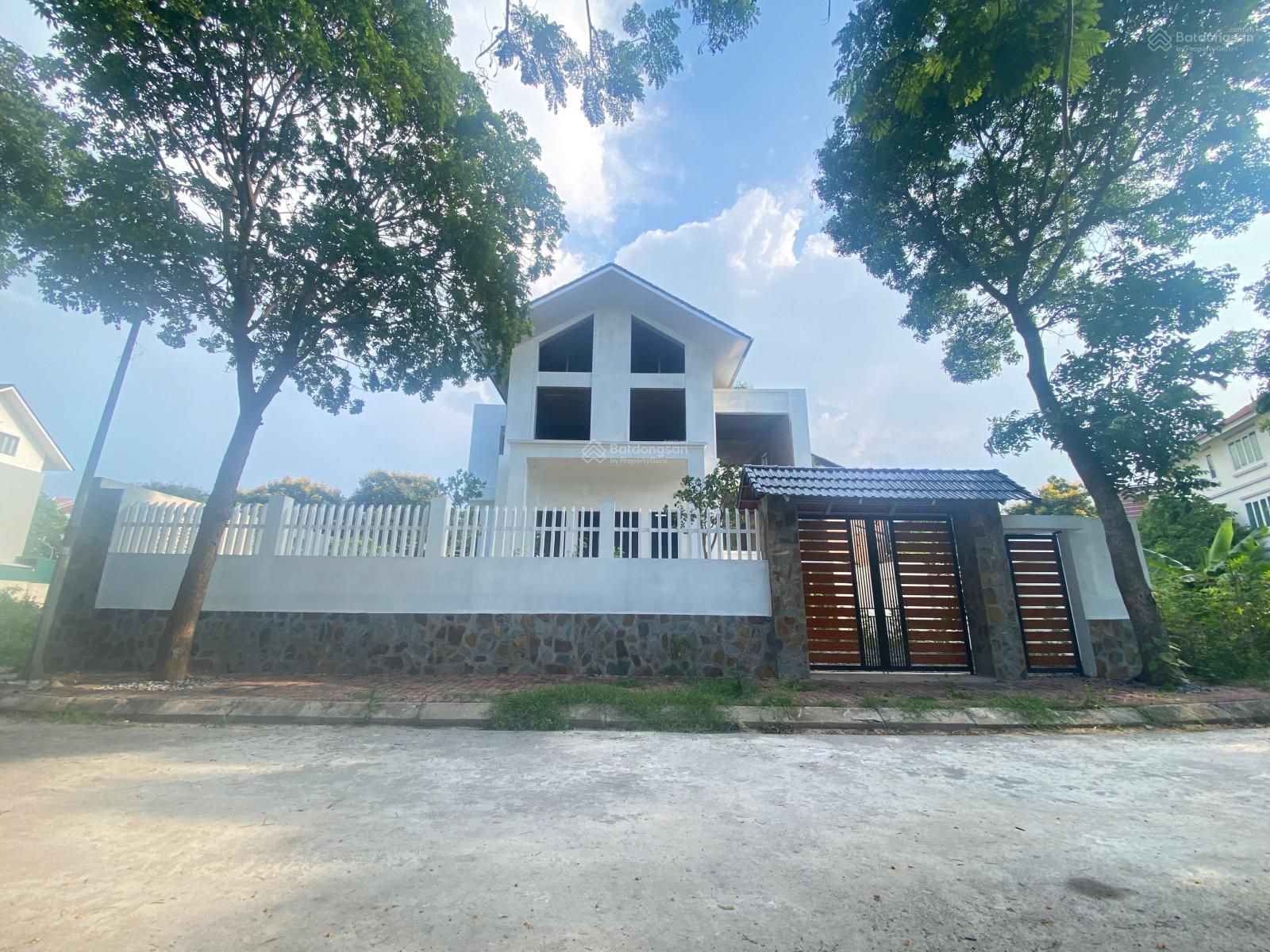 Cần bán biệt thự tại KĐT Hà Phong Mê Linh diện tích 360m2 x 3 tầng hướng Đông, mặt tiền rộng thoáng