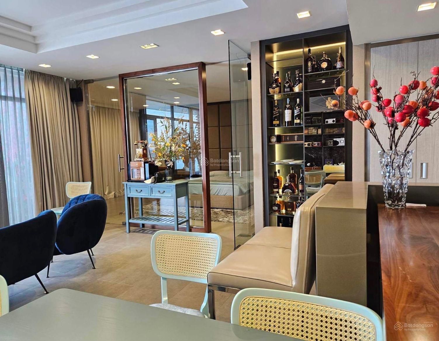 Bán căn hộ chung cư Watermark hướng Đông Nam 2 phòng ngủ, diện tích 107m2 view Hồ