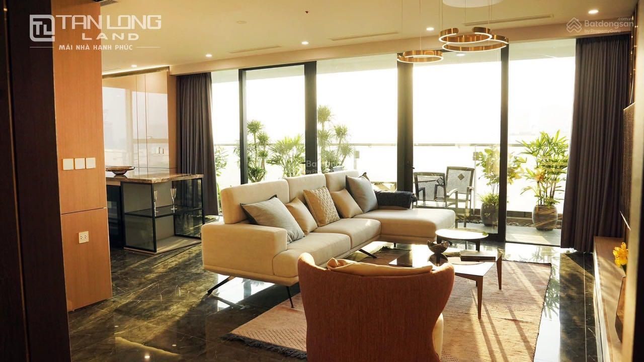 Chính chủ cần bán căn hộ Sunshine Golden River diện tích 141m2 hướng Đông full nội thất mới