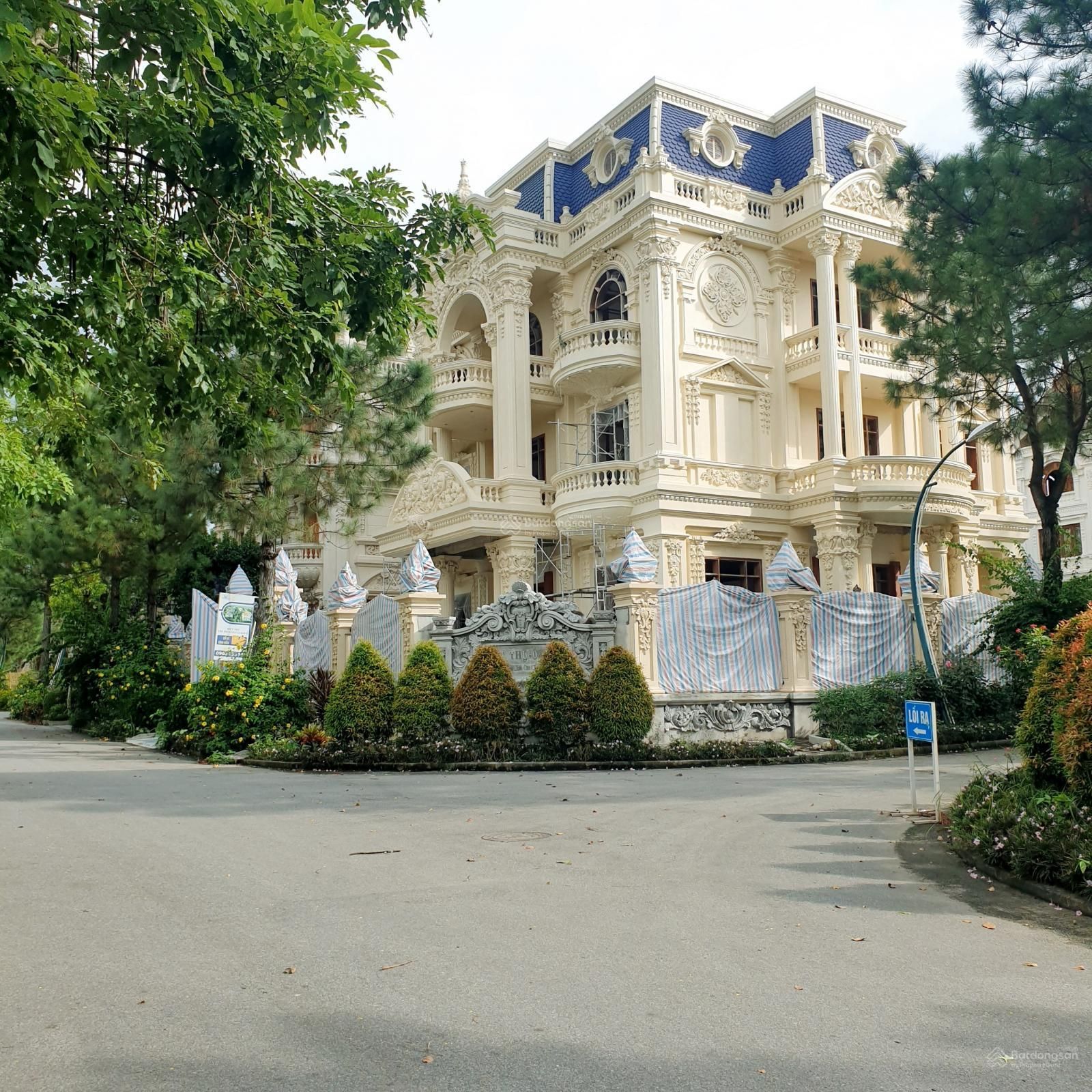 Cho thuê nhà The Phoenix Garden Đan Phượng diện tích 400m2 x 3 tầng hướng Đông Nam, nội thất đầy đủ
