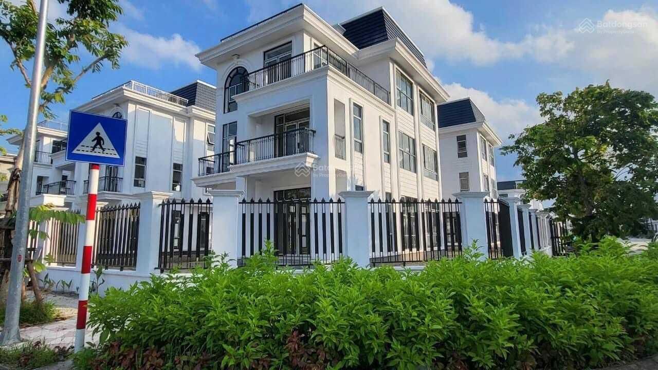 Cho thuê nhà liền kề căn góc hướng chính Bắc diện tích: 265m2 The Phoenix Garden Đan Phượng