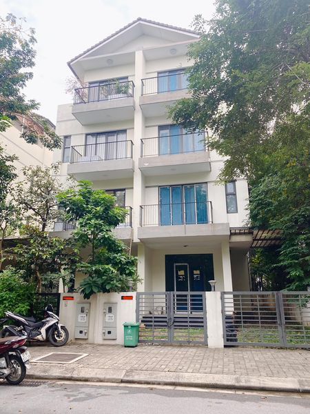 Bán biệt thự đơn lập Vinhomes Thăng Long giá tốt, hướng Đông Nam  kề cận công viên
