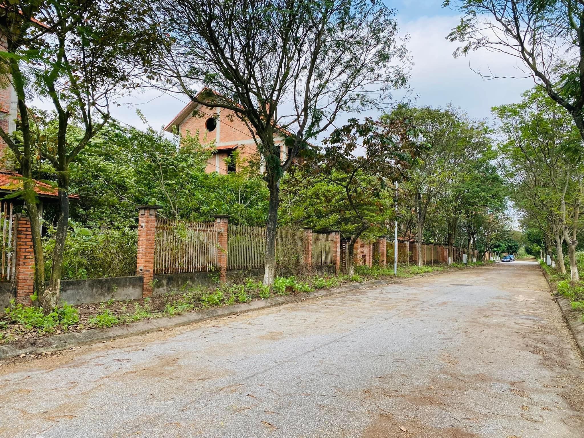 Bán biệt thự lô góc 192m2 xây thô, siêu phẩm vị trí đẹp tại Vinaconex 2 KĐT Quang Minh