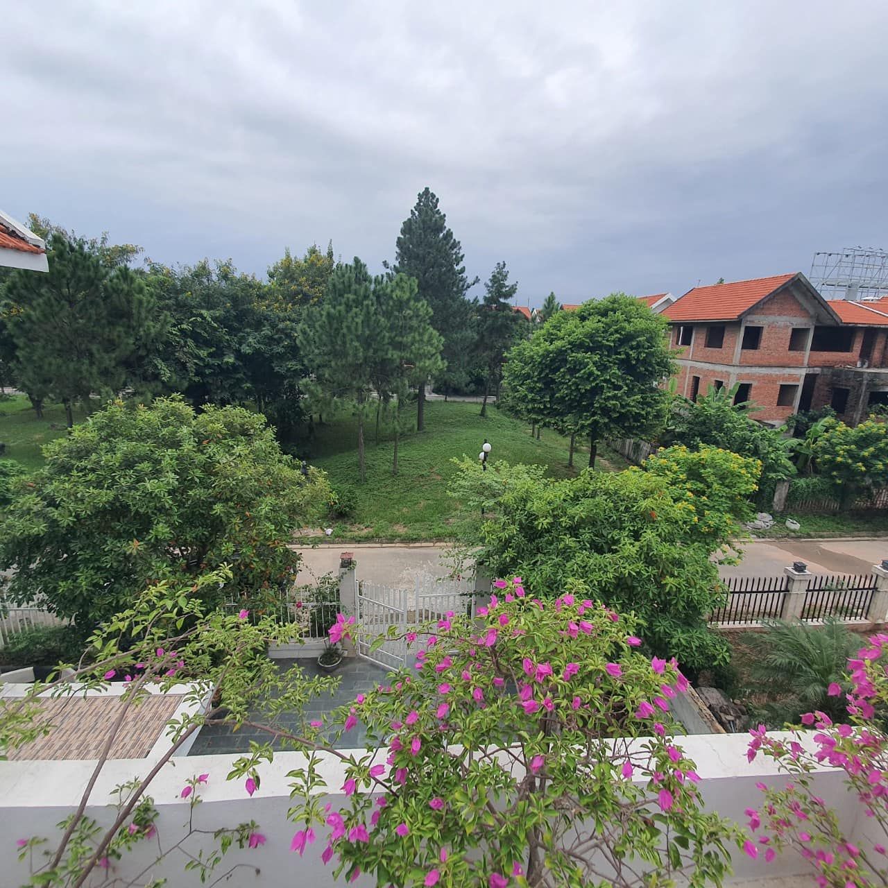 Cho thuê biệ thự 450m2 full đồ, hướng Nam view công viên Vinaconex 2 KĐT Quang Minh
