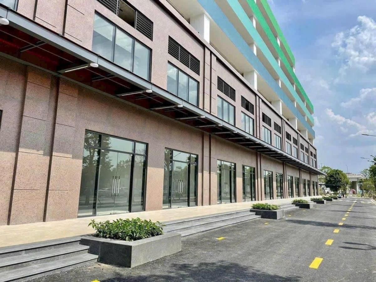 Cần bán shophouse TMDV kinh doanh tốt tầng 1 hướng Đông tứ trạch Parking Zone 4 Vinhomes Smart City