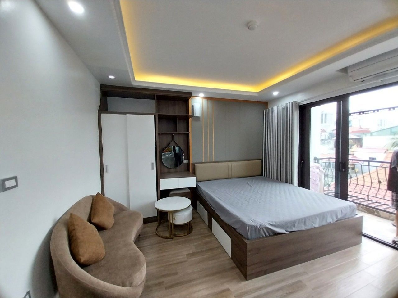 HOT!! Bán gấp căn 2 mặt thoáng hướng Nam - 112m2 / 2 ngủ - Chung cư Veam Tây Hồ