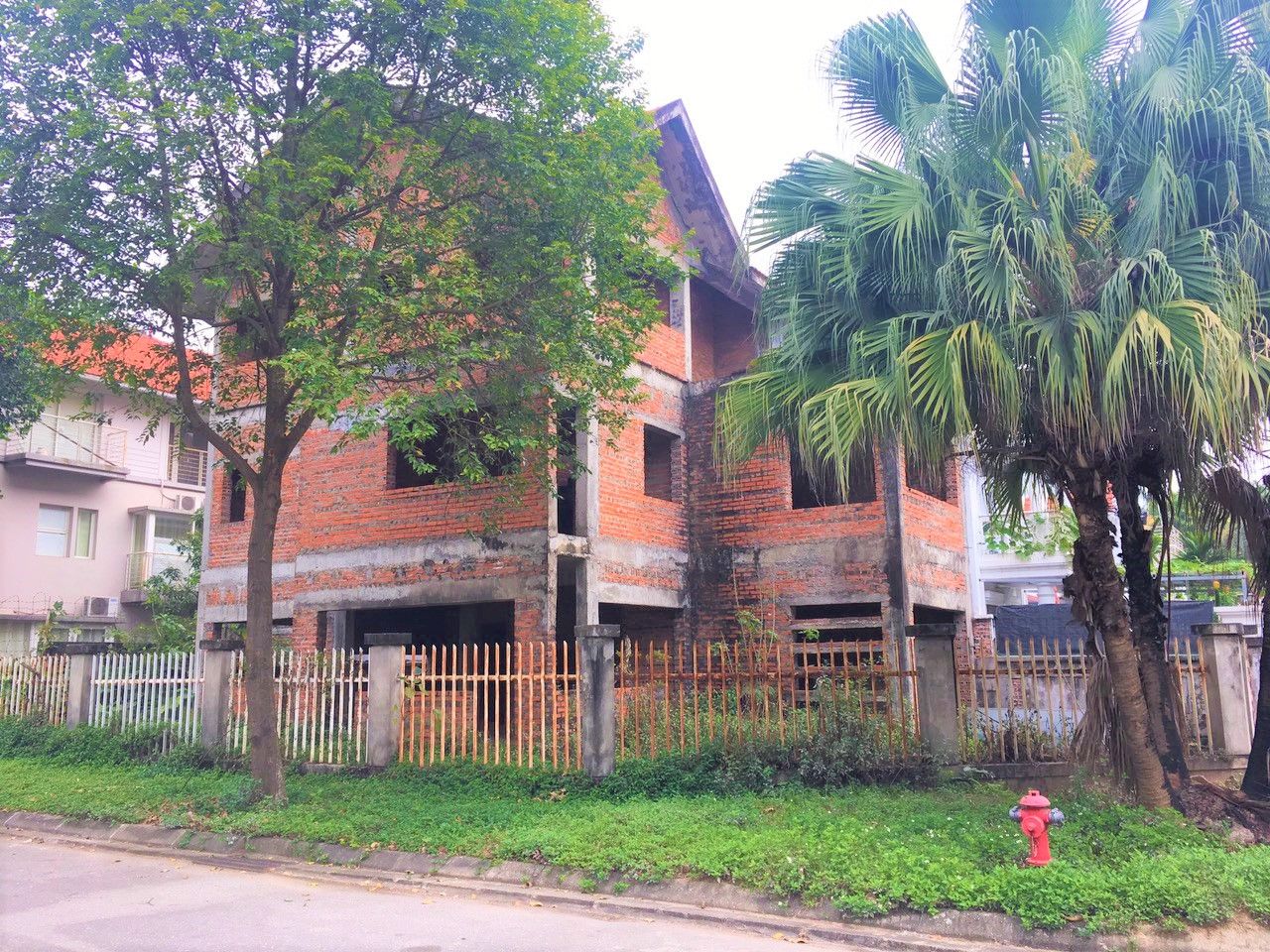 Bán nhanh biệt thự xây thô vị trí đẹp đường Hoa Điệp Vàng KĐT Quang Minh, giá 32tr/401.2m2