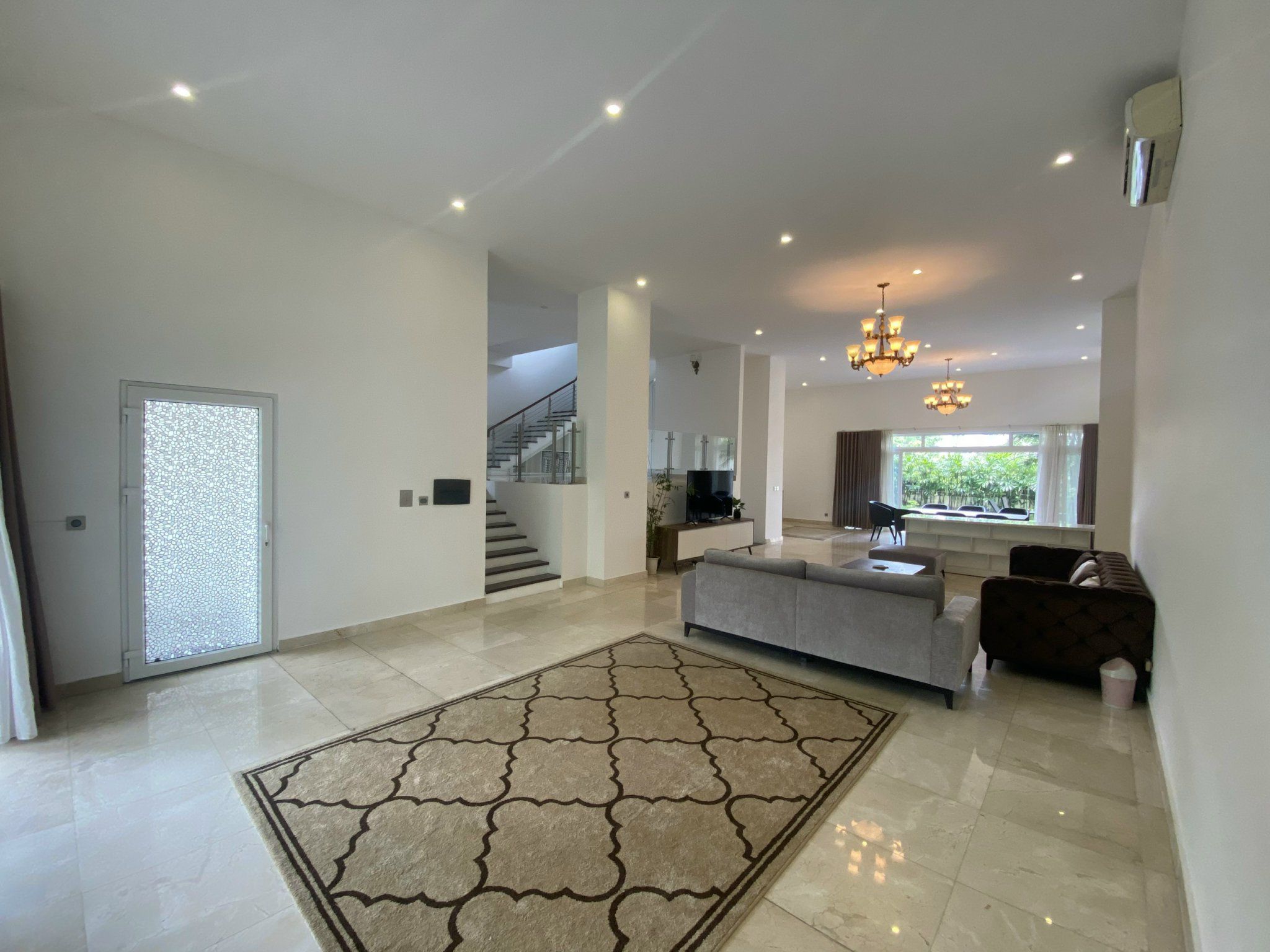 Cho thuê biệt thự BT6 KĐT Văn Phú Hà Đông, 200m2, mặt tiền 10m, mặt đường 12m