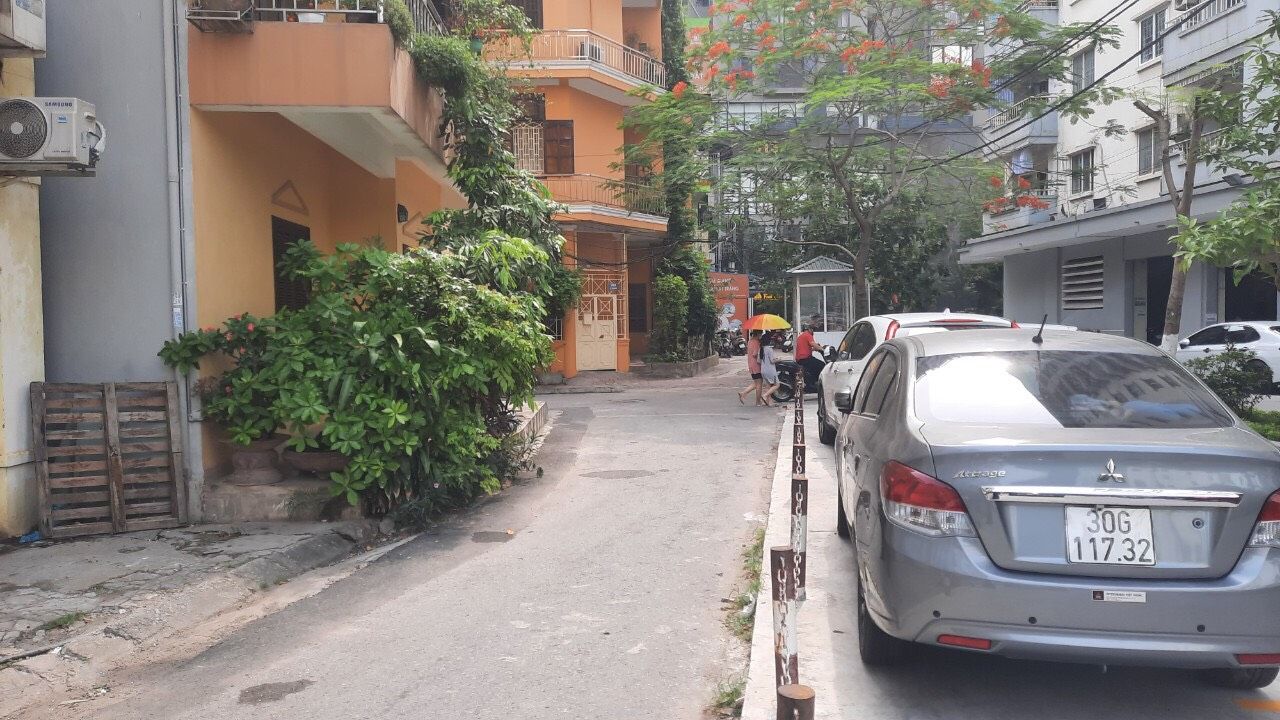 Chính chủ gửi bán căn nhà 3 tầng phố Trung Kính, DT 86.1m2, giá bán thỏa thuận. LH 0989734734