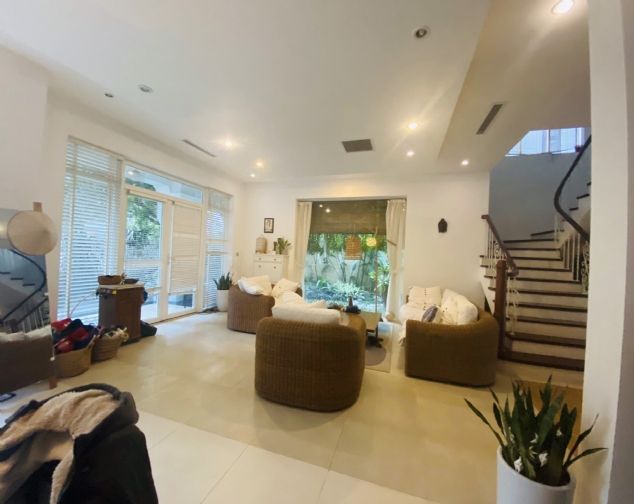 Bán Biệt thự sân vườn 324m2 với 5 phòng ngủ đủ đồ, hướng Tây Nam khu T3- Ciputra