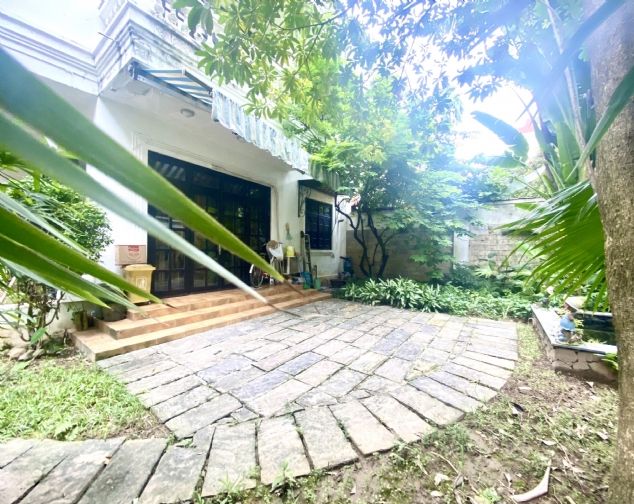 Bán gấp biệt thự đẳng cấp khu D2, 342m2 mặt đường đôi, view siêu đẹp giá chỉ 400 triệu/m2
