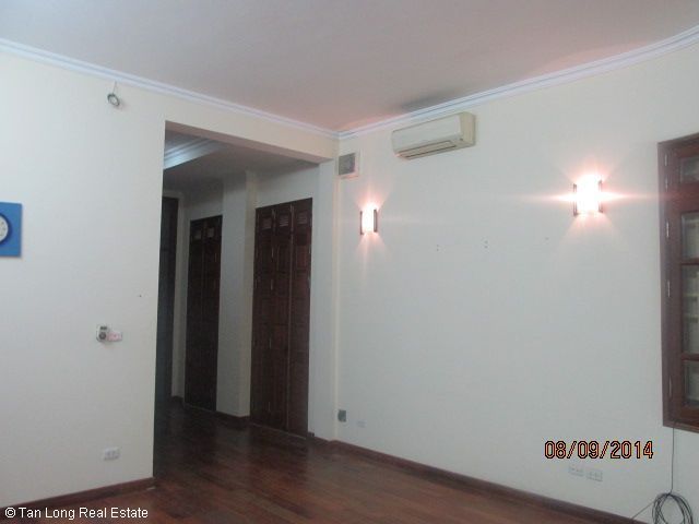 Bán nhà 4 tầng mặt đường Hoàng Quốc Việt, Cầu Giấy, Hà Nội