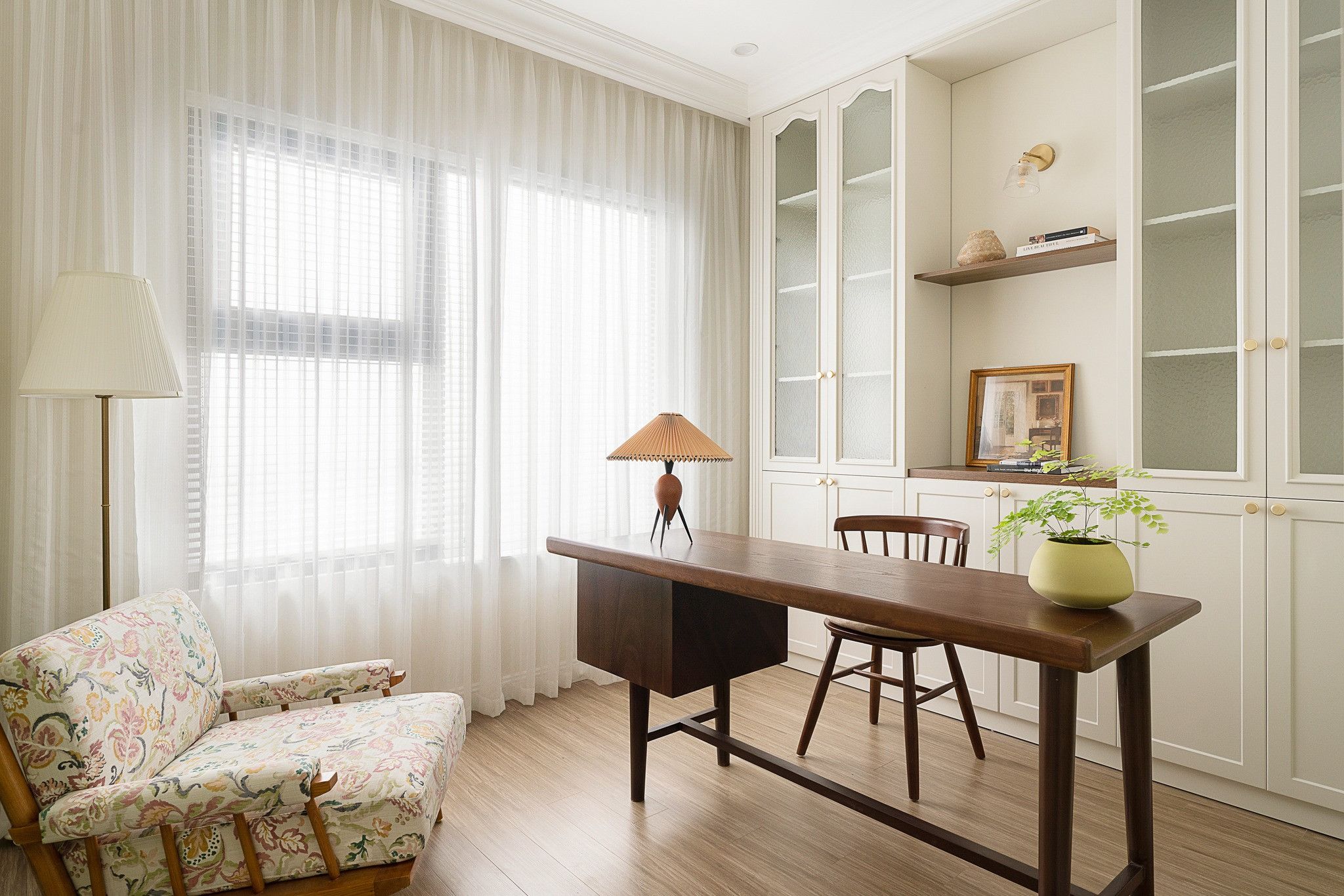 Cho thuê căn hộ 3PN/2WC giá tốt có sẵn nội thất cơ bản tòa The Senique Premier ban công view hồ bơi