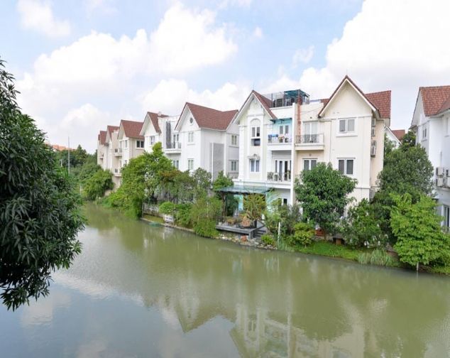 Biệt thự 200m2 cho thuê ở Hoa Sữa 3, Vinhomes Riverside, có sông
