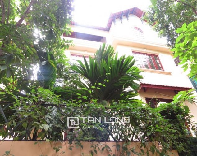 Biệt thự 220m2 x 3 tầng có sân vườn, bể bơi cho thuê tại Tô Ngọc Vân, quận Tây Hồ