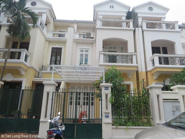 Biệt thự C2 126m2 x 3 tầng tại khu đô thị Ciputra, quận Tây Hồ cho thuê