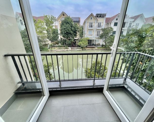 Biệt thự cho thuê chỉ 40 triệu/1 tháng tại Vinhomes Riverside, DT 225m2 x 3 tầng, 4 ngủ, full đồ
