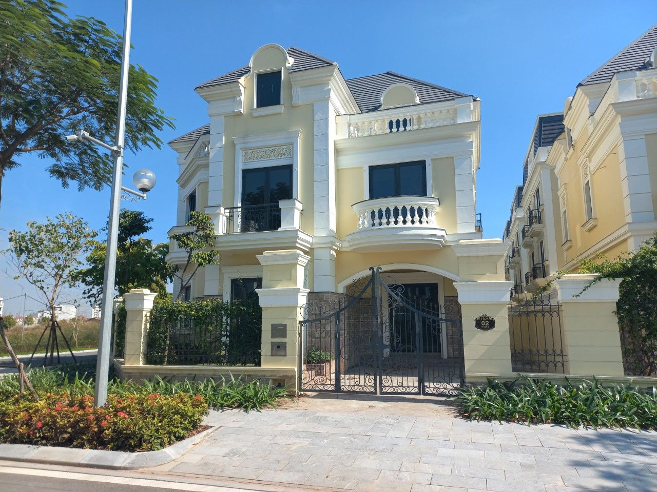 Cần thuê biệt thự đơn lập hướng chính Bắc An Lạc Symphony đầy đủ đồ, diện tích: 250m2 có thang máy