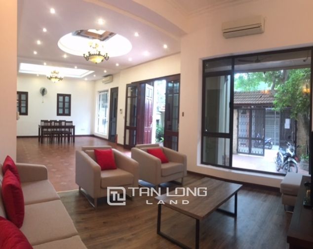 Biệt thự tại Xóm Chùa, Đặng Thai Mai 250m2 cần cho thuê