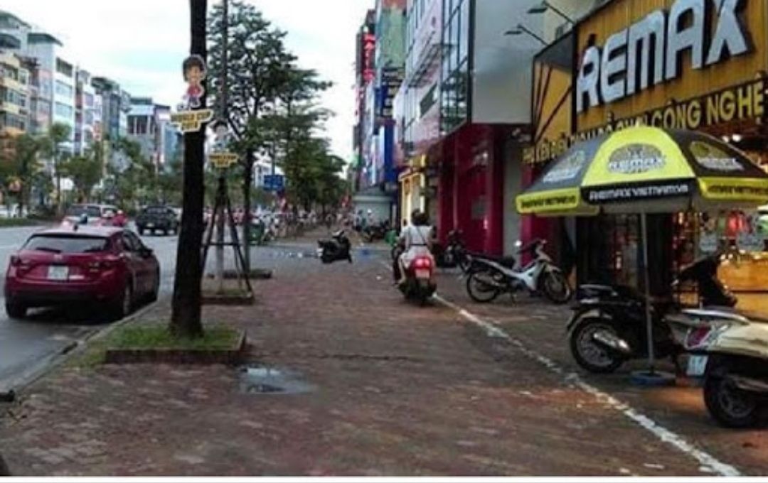 Cho thuê nhà 2 tầng mặt phố Văn Cao ví trí đẹp, kinh doanh tốt, DT 100m2/tầng. LH 0989734734