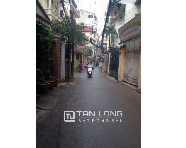 Cần bán gấp nhà hướng Tây Nam, 5 tầng tại Lạc Long Quân, quận Tây Hồ
