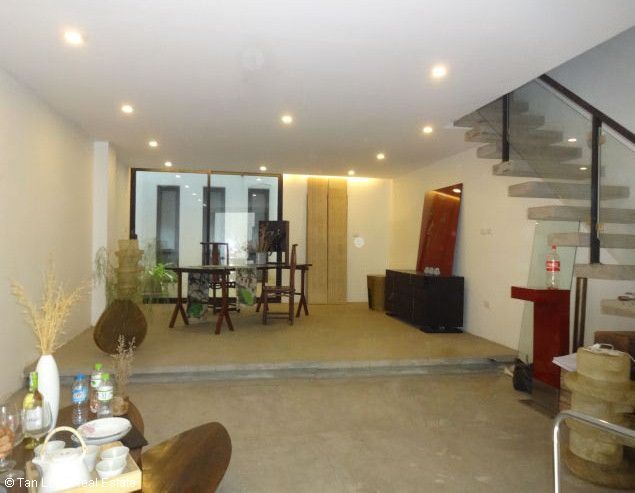Cần bán nhà hướng Đông Nam, 50m2 x 5 tầng tại Xuân Diệu, quận Tây Hồ