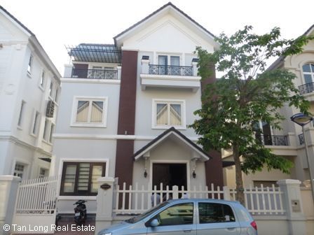 Cần cho thuê biệt thự 3 phòng ngủ, đủ đồ tại đường Anh Đào, khu đô thị Vinhomes Riverside