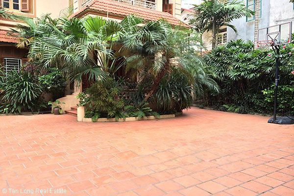 Cần cho thuê biệt thự 300m2, 4 phòng ngủ tại đường Tây Hồ, quận Tây Hồ