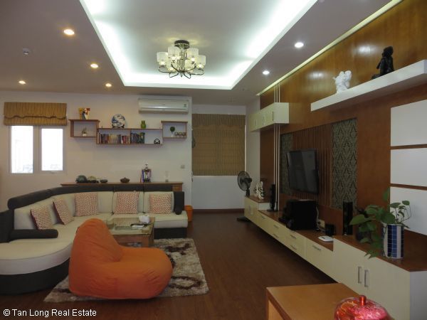 Cần cho thuê căn hộ 3 phòng ngủ, 192m2, đủ đồ tại Trung Yên Plaza