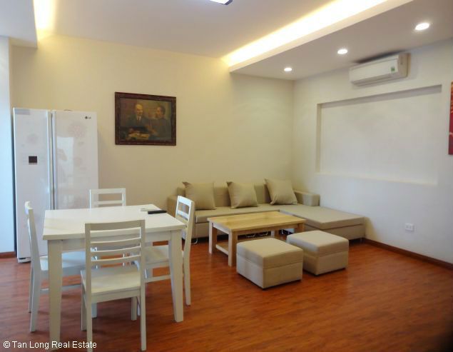 Cần cho thuê căn hộ 80m2, đủ đồ tại Lạc Long Quân, quận Tây Hồ