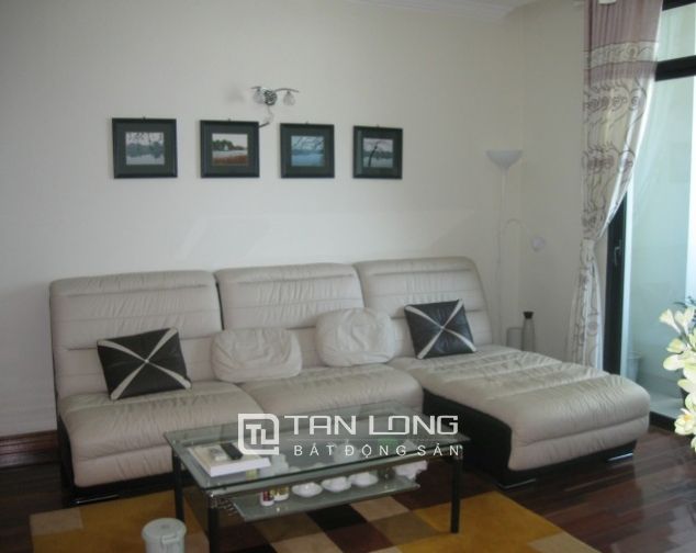Cần cho thuê căn hộ cao cấp 132m2, 2 phòng ngủ tai Vincom Bà Triệu