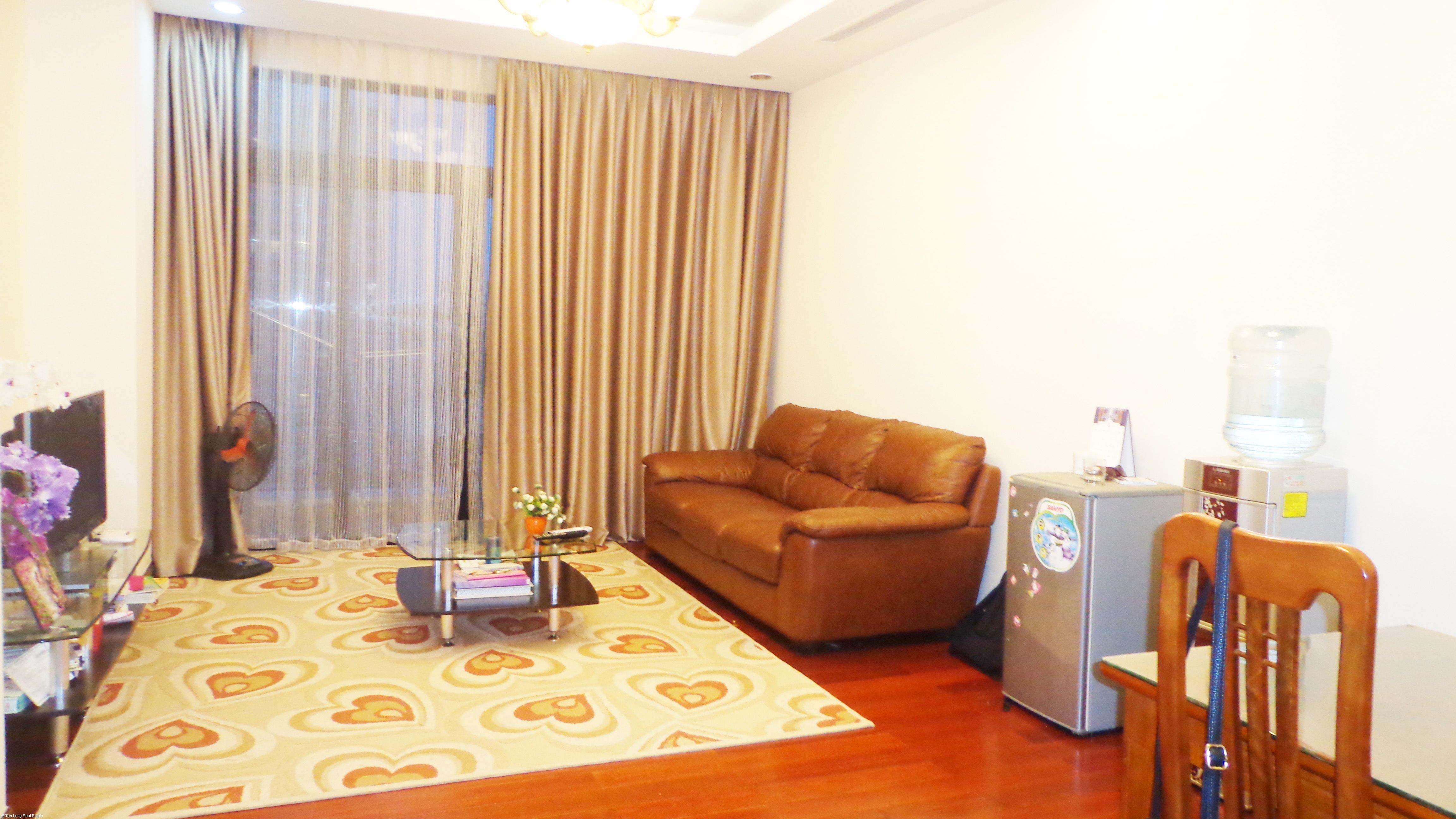 Cần cho thuê căn hộ Vinhomes Royal City, 2 phòng ngủ, 900$/ tháng