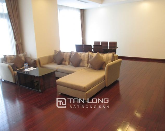 Cần cho thuê chung cư 181m2, đủ đồ tòa R2 Vinhomes Royal City