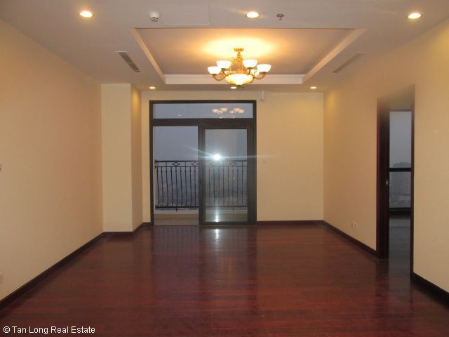 Cần cho thuê gấp chung cư 114m2, 2 phòng ngủ, không đồ tại Vinhomes Royal City
