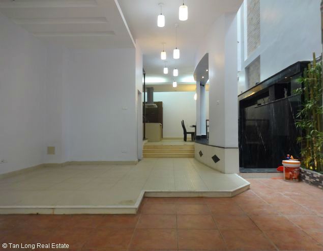 Cần cho thuê nhà 100m2 x 4 tầng tại Đặng Thai Mai, quận Tây Hồ