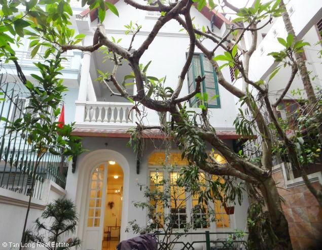 Cần cho thuê nhà 180m2 x 3 tầng tại Tô Ngọc Vân, quận Tây Hồ