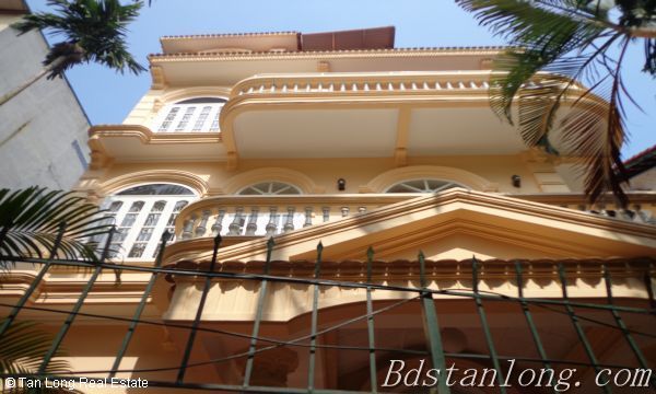Cần cho thuê nhà 250m2 x 3 tầng có sân vườn tại Xóm Chùa, quận Tây Hồ