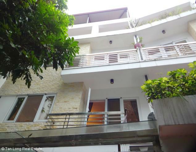 Cần cho thuê nhà 90m2, 3 phòng ngủ tại Làng Nghi Tàm, quận Tây Hồ