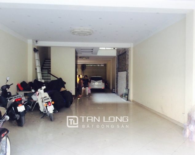 Cần cho thuê tầng 1 và 2 nhà mặt đường Nghi Tàm, quận Tây Hồ