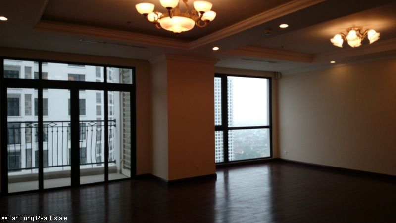 Căn hộ 03 phòng ngủ rộng rãi không có đồ cho thuê tại Royal City